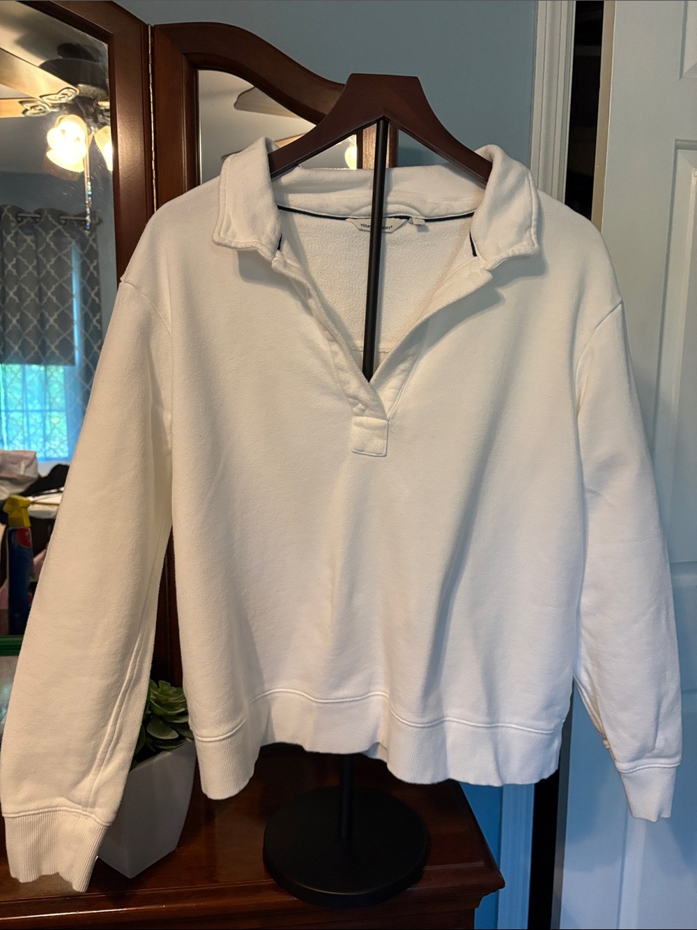 Vineyard Vines- Relaxed Fit Women’s White V-Neck Pullover Sweatshirt